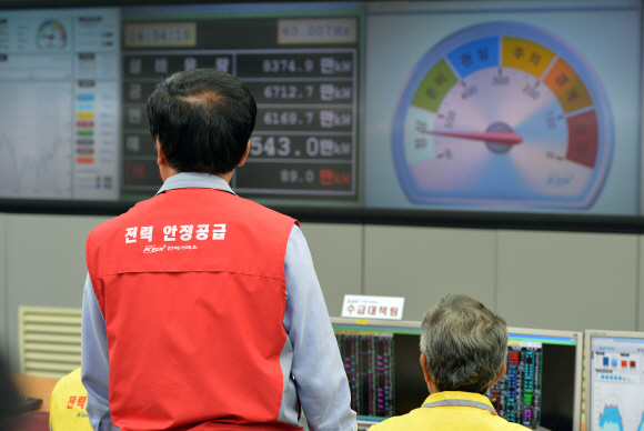 불량부품 적발로 원전2기가 가동이 중단된 30일 오후 서울 전력거래소 모니터에 신고리 신월성 원전의 전력 생산량이 0을 가르키고 있다. 박지환 popocar@seoul.co.kr