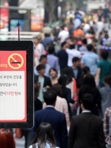 세계보건기구(WHO)가 담배 연기 없는 사회를 만들기 위해 지정한 금연의 날을 하루 앞둔 30일 오후 서울 강남대로에 금연거리를 알리는 표지판이 내걸려 있다.  연합뉴스