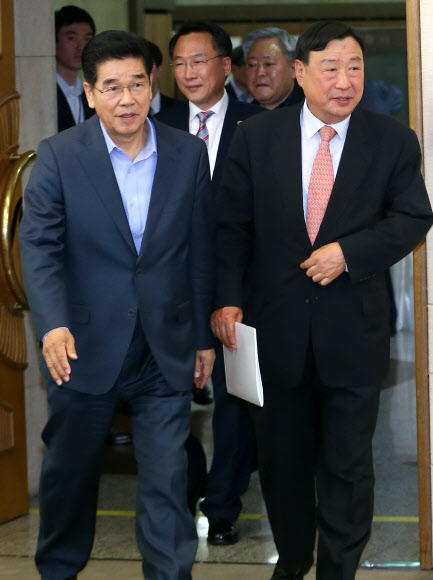 방하남 고용노동부 장관과 이희범 한국경영자총협회 회장, 문진국 한국노동조합총연맹 위원장이 노ㆍ사ㆍ정 일자리 협약식을 한 가운데 이에 반발하는 민주노총 조합원들이 행사장에서 항의하고 있다. 민노총은 이번 협약이 “비정규직.투쟁사업장 노동자 외면하는 나쁜일자리 협약”이라고 주장했다. 노사정은 고용률 70% 달성을 위한 로드맵에 포함될 핵심 정책인 시간제 일자리 확대와 정년 60세 연장을 위한 임금피크제 도입, 직무·성과 중심의 임금체계 개편에 합의했다. 연합뉴스