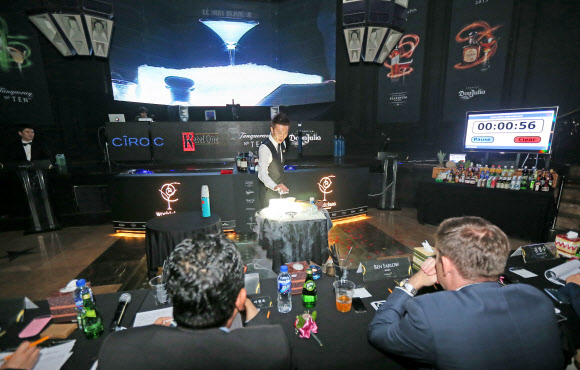 지난 30일 오후 디아지오코리아 주최로 서울 강남구 삼성동 클럽 앤서에서 열린 ‘월드클래스 2013 코리아 파이널’에서 한 바텐더가 화려한 솜씨를 뽐내고 있다. 연합뉴스