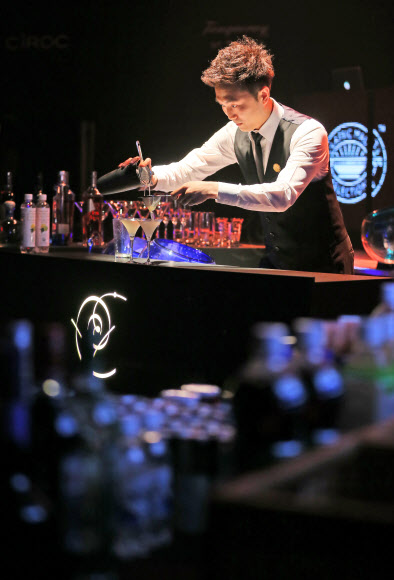 지난 30일 오후 디아지오코리아 주최로 서울 강남구 삼성동 클럽 앤서에서 열린 ‘월드클래스 2013 코리아 파이널’에서 한 바텐더가 화려한 솜씨를 뽐내고 있다. 연합뉴스