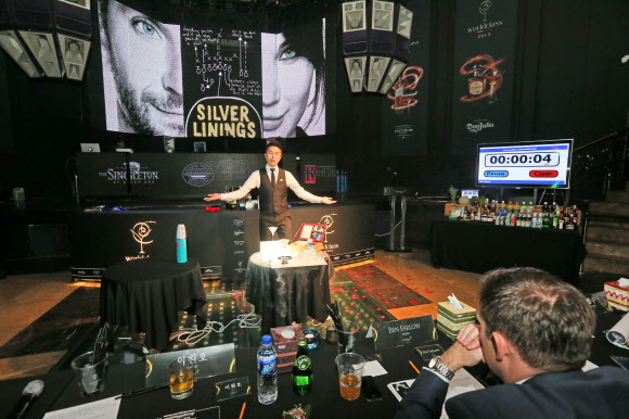 지난 30일 오후 디아지오코리아 주최로 서울 강남구 삼성동 클럽 앤서에서 열린 ‘월드클래스 2013 코리아 파이널’에서 한 바텐더가 화려한 솜씨를 뽐내고 있다. 연합뉴스