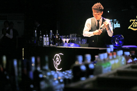 지난 30일 오후 디아지오코리아 주최로 서울 강남구 삼성동 클럽 앤서에서 열린 ‘월드클래스 2013 코리아 파이널’에서 한 바텐더가 화려한 솜씨를 뽐내고 있다. 연합뉴스