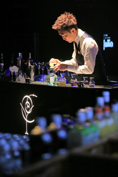 지난 30일 오후 디아지오코리아 주최로 서울 강남구 삼성동 클럽 앤서에서 열린 ‘월드클래스 2013 코리아 파이널’에서 한 바텐더가 화려한 솜씨를 뽐내고 있다. 연합뉴스