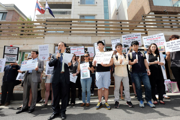 북한인권시민연합 회원들이 31일 오전 서울 용산구 한남동 주한 라오스 대사관 앞에서 탈북 난민의 북한 송환에 반대하는 기자회견을 진행하고 있다. 연합뉴스