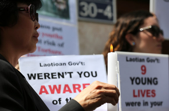 북한인권시민연합 회원들이 31일 오전 서울 용산구 한남동 주한 라오스 대사관 앞에서 탈북 난민의 북한 송환에 반대하는 기자회견을 진행하고 있다. 연합뉴스