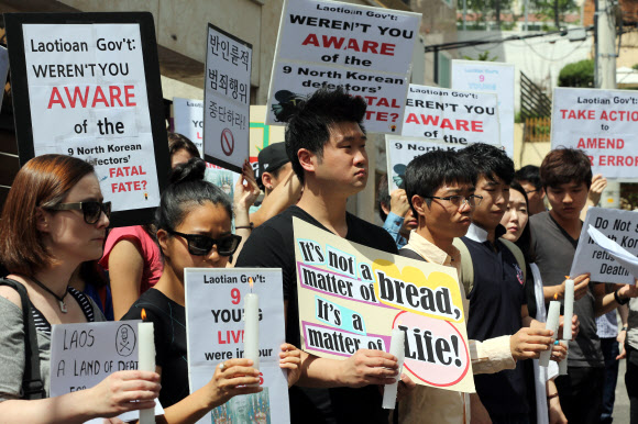북한인권시민연합 회원들이 31일 오전 서울 용산구 한남동 주한 라오스 대사관 앞에서 탈북 난민의 북한 송환에 반대하는 기자회견을 진행하고 있다. 연합뉴스