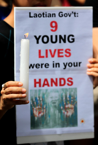 북한인권시민연합 회원들이 31일 오전 서울 용산구 한남동 주한 라오스 대사관 앞에서 탈북 난민의 북한 송환에 반대하는 기자회견을 진행하고 있다. 연합뉴스