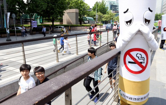 31일 오전 서울 청계광장에서 한국금연운동협의회 주최로 열린 제26회 세계 금연의 날 기념식에서 담배 복장을 한 관계자들이 금연 캠페인을 벌이고 있다.  연합뉴스