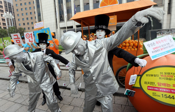 제26회 세계 금연의 날인 31일 오전 서울 중구 프레스센터 앞에서 연극인들이 담배에 조종당하는 흡연자의 모습을 연출하며 금연 캠페인을 벌이고 있다.  연합뉴스