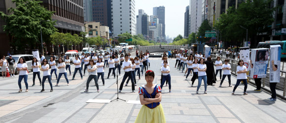 31일 오전 서울 청계광장에서 한국금연운동협의회 주최로 열린 제26회 세계 금연의 날 기념식에서 삼육대학교 간호학과 학생들이 금연 촉구 플래시몹을 벌이고 있다. 연합뉴스