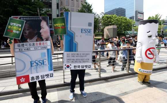 31일 오전 서울 청계광장에서 한국금연운동협의회 주최로 열린 제26회 세계 금연의 날 기념식에서 담배 복장을 한 관계자들이 금연 캠페인을 벌이고 있다. 연합뉴스