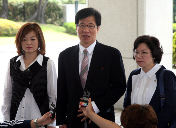 민주당 국가정보원 불법 선거개입 의혹 진상조사 특위 소속 의원들이 31일 오전 ‘국정원 사건’의 공정한 수사를 검찰에 촉구하기 위해 서초동 대검찰청 청사로 들어가고 있다. 진선미 의원(왼쪽부터), 신경민 최고위원, 김현 의원.  연합뉴스