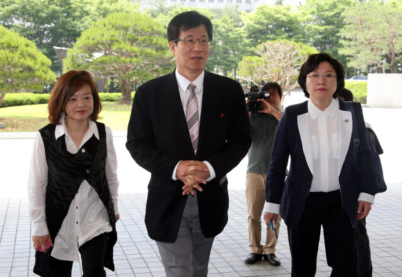 민주당 국가정보원 불법 선거개입 의혹 진상조사 특위 소속 의원들이 31일 오전 ‘국정원 사건’의 공정한 수사를 검찰에 촉구하기 위해 서초동 대검찰청 청사로 들어가고 있다. 진선미 의원(왼쪽부터), 신경민 최고위원, 김현 의원.  연합뉴스