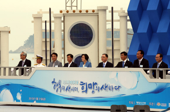 31일 바다의 날을 맞아 충남 태안군 만리포해수욕장에서 열린 기념식에서 정홍원 국무총리와 윤진숙 해양수산부 장관 등 내빈들이 기념 퍼포먼스를 하고 있다.  연합뉴스