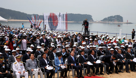 31일 바다의 날을 맞아 충남 태안군 만리포해수욕장에서 정홍원 국무총리와 윤진숙 해양수산부 장관 등 3000여명이 참석한 가운데 기념식이 열리고 있다.  연합뉴스