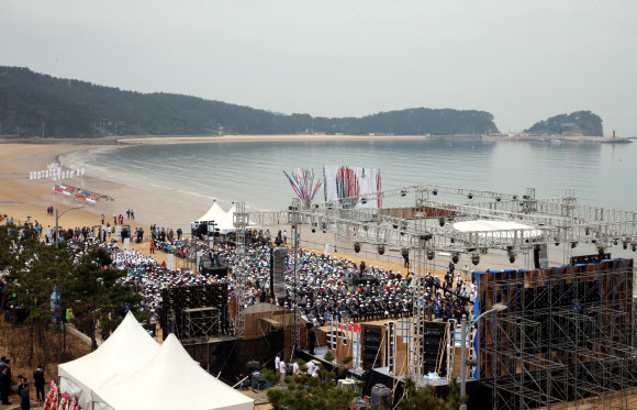 31일 바다의 날을 맞아 충남 태안군 만리포해수욕장에서 정홍원 국무총리와 윤진숙 해양수산부 장관 등 3000여명이 참석한 가운데 기념식이 열리고 있다.  연합뉴스