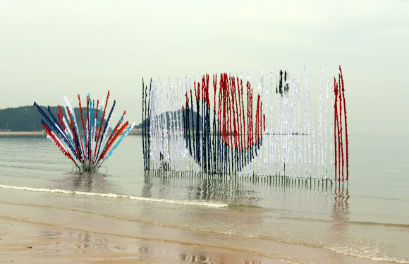 31일 바다의 날을 맞아 기념식이 열린 충남 태안군 만리포해수욕장에 조형물이 설치 돼 있다. 연합뉴스