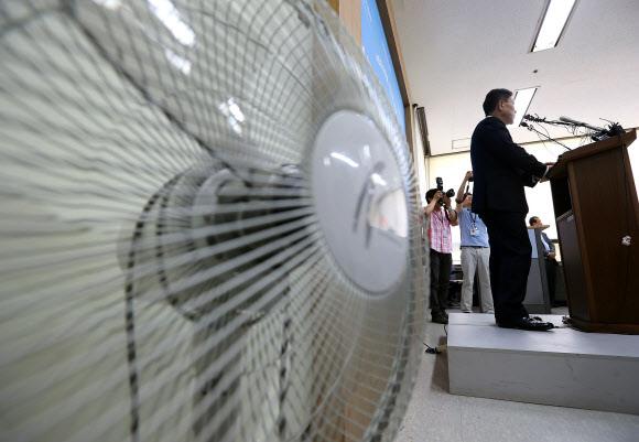 윤상직 산업통상자원부 장관이 31일 오후 정부과천청사 산자부 기자실에서 전력수급 관련 브리핑을 하고있는 가운데 기자실에 설치된 선풍기의 전기코드가 뽑혀져있다. 윤 장관은 이날 브리핑에서 정부가 원전 3기 가동 중단 사태로 올여름 사상 최악의 전력난이 예상됨에 따라 공공기관의 피크시간대 전력사용량을 20% 이상 감축하고 전력 다소비업체에 대한 절전규제를 시행하기로 했다고 말했다.  연합뉴스