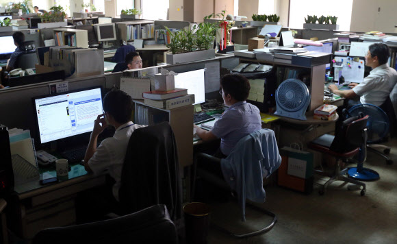 정부가 원전 3기 추가 가동 중단 사태로 공공기관의 피크시간대 전력사용량을 20% 이상 감축하겠다고 밝힌 가운데 31일 오후 서울 강남구 한국전력거래소 직원들이 부분 소등한 채 업무를 보고 있다.  연합뉴스