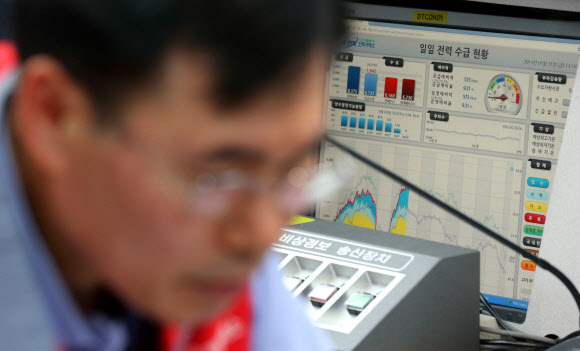 원전 3기가 추가 가동 중단되면서 올여름 유례없는 전력난이 우려되는 가운데 31일 오후 서울 강남구 삼성동 한국전력거래소 긴급 전력수급 대책 상황실 관계자들이 분주히 움직이고 있다.  연합뉴스