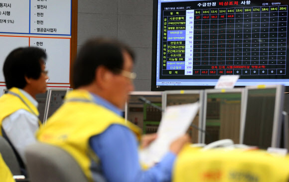 원전 3기가 추가 가동 중단되면서 올여름 유례없는 전력난이 우려되는 가운데 31일 오후 서울 강남구 삼성동 한국전력거래소 긴급 전력수급 대책 상황실 관계자들이 분주히 움직이고 있다.  연합뉴스