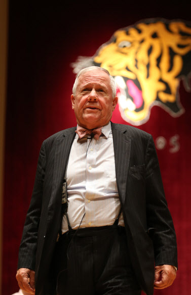 세계적인 투자전문가 짐 로저스(오른쪽)가 31일 오후 서울 안암동 고려대학교에서 열린 특별강연에 참석해 학생들과 세계 투자 시장에 관한 토론을 하고 있다.  연합뉴스