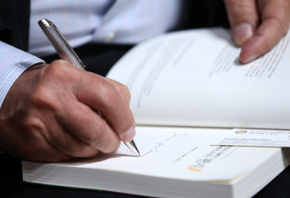 세계적인 투자전문가 짐 로저스가 31일 오후 서울 안암동 고려대학교에서 열린 특별강연에 참석해 강연 시작 전 팬에게 사인을 해주고 있다. 연합뉴스