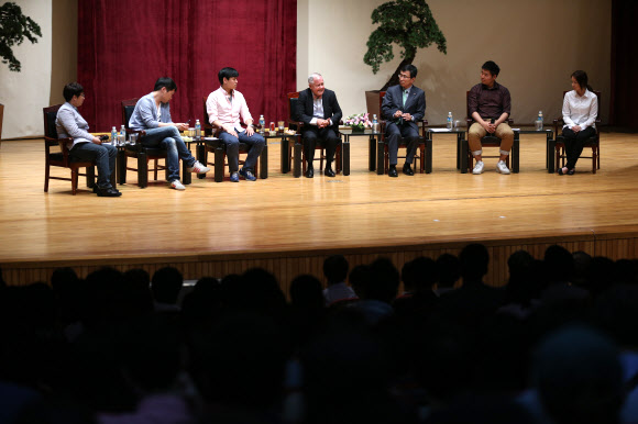 세계적인 투자전문가 짐 로저스가 31일 오후 서울 안암동 고려대학교에서 열린 특별강연에서 ‘인생과 투자에 대한 13가지 레슨’을 주제로 강연하고 있다.  연합뉴스