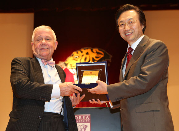 세계적인 투자전문가 짐 로저스(왼쪽)가 31일 오후 서울 안암동 고려대학교에서 열린 특별강연에 참석해 이두희 경영대학장으로부터 명예강사패를 받고 있다.  연합뉴스