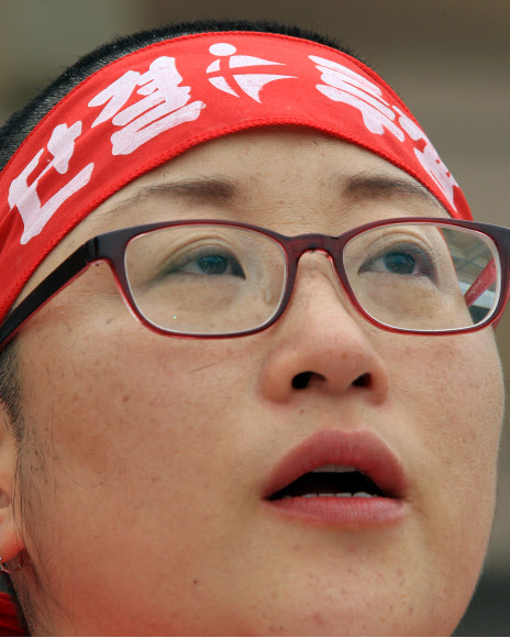 경남도가 폐업 결정을 발표한 지 사흘째인 31일 오후 홍성의료원 진락희 지부장이 진주의료원 본관 앞에서 삭발한 후 눈시울을 붉히고 있다. 연합뉴스