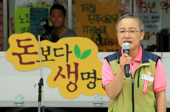 경남도가 폐업 결정을 발표한 지 사흘째인 31일 유지현 전국보건의료산업노동조합 위원장이 경남 진주의료원 앞에서 열린 노조 결의대회에서 발언하고 있다. 연합뉴스