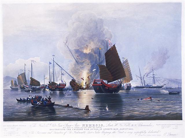 1842년 양쯔강에서 벌어진 아편전쟁에서 영국 군함 네메시스호(오른쪽)가 중국 청나라의 정크선들을 격파하고 있다. 네메시스호는 세계 최초의 철갑 전함이다. 영국국립해양박물관 소장작·글항아리 제공 