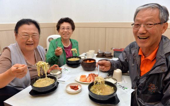 31일 ‘은평 꼬부랑 국밥’ 식당을 찾은 노인들이 콩나물국밥을 맛있게 먹으며 즐거워하고 있다. 손형준 기자 boltagoo@seoul.co.kr