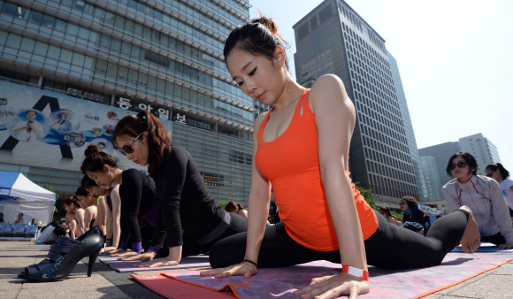 2일 오전 서울 광화문에서 열린 제5회 코리아 요가마라톤대회에 참가한 150여명의 요가동호회 회원들이 6명의 요가 멘토들에게 단체로 요가 강습을 받고 있다.    박지환 popocar@seoul.co.kr