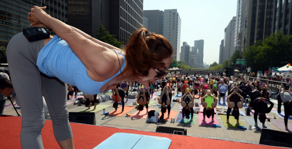2일 오전 서울 광화문에서 열린 제5회 코리아 요가마라톤대회에 참가한 150여명의 요가동호회 회원들이 6명의 요가 멘토들에게 단체로 요가 강습을 받고 있다.    박지환 popocar@seoul.co.kr
