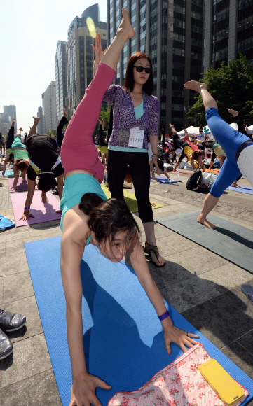 2일 오전 서울 광화문에서 열린 제5회 코리아 요가마라톤대회에 참가한 150여명의 요가동호회 회원들이 6명의 요가 멘토들에게 단체로 요가 강습을 받고 있다.    박지환 popocar@seoul.co.kr