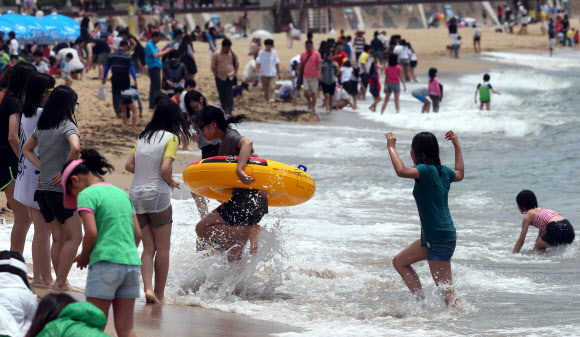 2일 부산 해운대해수욕장에서 피서객들이 더위를 식히고 있다. 부산에서는 해운대, 광안리, 송도, 송정해수욕장이 1일 조기 개장했다. 해운대에는 4만명의 피서객이 몰렸다. 연합뉴스