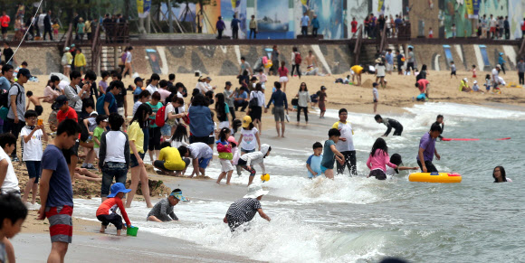 2일 부산 해운대해수욕장에서 피서객들이 더위를 식히고 있다. 부산에서는 해운대, 광안리, 송도, 송정해수욕장이 1일 조기 개장했다. 해운대에는 4만명의 피서객이 몰렸다. 연합뉴스