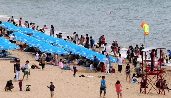 2일 부산 해운대해수욕장에서 피서객들이 더위를 식히고 있다. 부산에서는 해운대, 광안리, 송도, 송정해수욕장이 1일 조기 개장했다. 해운대에는 4만명의 피서객이 몰렸다. 연합뉴스