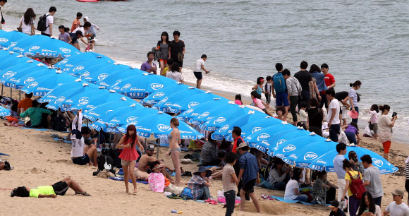2일 부산 해운대해수욕장에서 피서객들이 더위를 식히고 있다. 부산에서는 해운대, 광안리, 송도, 송정해수욕장이 1일 조기 개장했다. 해운대에는 4만명의 피서객이 몰렸다. 연합뉴스