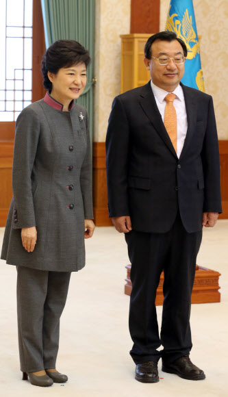 박근혜 대통령은 3일 청와대 새 홍보수석에 이정현 정무수석을 임명했다. 사진은 지난 3월 25일 임명장 수여식에서 박근혜 대통령과 기념촬영한 모습.  연합뉴스