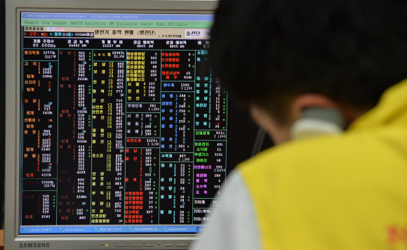 원전 가동 중단으로 하절기 전력난이 예견된 가운데 3일 서울 강남구 삼성동 전력거래소 긴급전력수급대책상황실에서 관계자들이 분주히 전력수급 상황을 파악하고 있다. 이날 전기수급 상황은 일시적으로 관심단계에 속하는 400만킬로와트 이하로 떨어졌으나 관심단계로 오르지는 않고 준비단계에 머물렀다.  손형준 boltagoo@seoul.co.kr