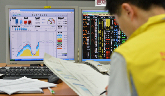 원전 가동 중단으로 하절기 전력난이 예견된 가운데 3일 서울 강남구 삼성동 전력거래소 긴급전력수급대책상황실에서 관계자들이 분주히 전력수급 상황을 파악하고 있다. 이날 전기수급 상황은 일시적으로 관심단계에 속하는 400만킬로와트 이하로 떨어졌으나 관심단계로 오르지는 않고 준비단계에 머물렀다.  손형준 boltagoo@seoul.co.kr