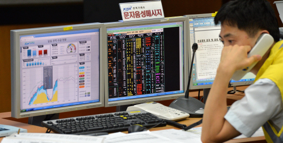 원전 가동 중단으로 하절기 전력난이 예견된 가운데 3일 서울 강남구 삼성동 전력거래소 긴급전력수급대책상황실에서 관계자들이 분주히 전력수급 상황을 파악하고 있다. 이날 전기수급 상황은 일시적으로 관심단계에 속하는 400만킬로와트 이하로 떨어졌으나 관심단계로 오르지는 않고 준비단계에 머물렀다.  손형준 boltagoo@seoul.co.kr