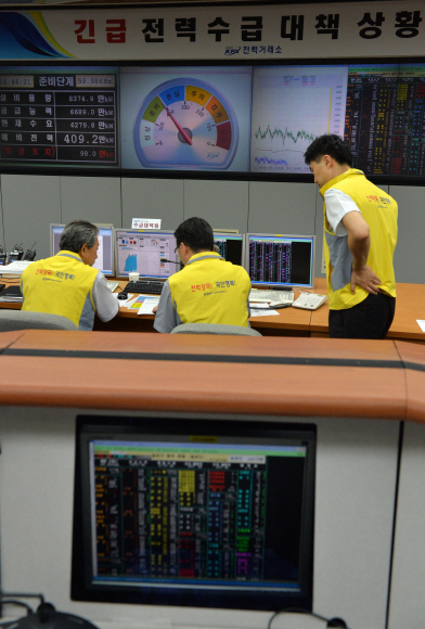 원전 가동 중단으로 하절기 전력난이 예견된 가운데 3일 서울 강남구 삼성동 전력거래소 긴급전력수급대책상황실에서 관계자들이 분주히 전력수급 상황을 파악하고 있다. 이날 전기수급 상황은 일시적으로 관심단계에 속하는 400만킬로와트 이하로 떨어졌으나 관심단계로 오르지는 않고 준비단계에 머물렀다.  손형준 boltagoo@seoul.co.kr