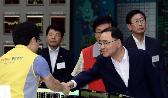 정홍원 국무총리가 3일 오후 서울 강남구 삼성동 전력거래소를 방문해 직원들을 격려하고 있다. 전력거래소는 이날 오후 1시31분께 전력수급경보 ‘준비’ 단계를 발령했다.  손형준 boltagoo@seoul.co.kr