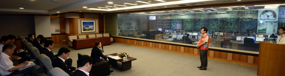 정홍원 국무총리가 3일 오후 서울 강남구 삼성동 전력거래소를 방문해 직원들을 격려하고 있다. 전력거래소는 이날 오후 1시31분께 전력수급경보 ‘준비’ 단계를 발령했다.  손형준 boltagoo@seoul.co.kr