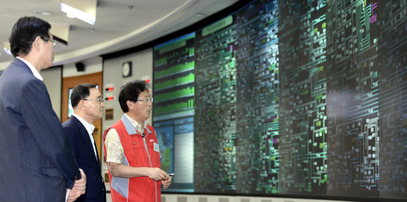 정홍원 국무총리가 3일 오후 서울 강남구 삼성동 전력거래소를 방문해 직원들을 격려하고 있다. 전력거래소는 이날 오후 1시31분께 전력수급경보 ‘준비’ 단계를 발령했다.  손형준 boltagoo@seoul.co.kr