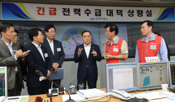 정홍원 국무총리가 3일 오후 서울 강남구 삼성동 전력거래소를 방문해 직원들을 격려하고 있다. 전력거래소는 이날 오후 1시31분께 전력수급경보 ‘준비’ 단계를 발령했다.  손형준 boltagoo@seoul.co.kr